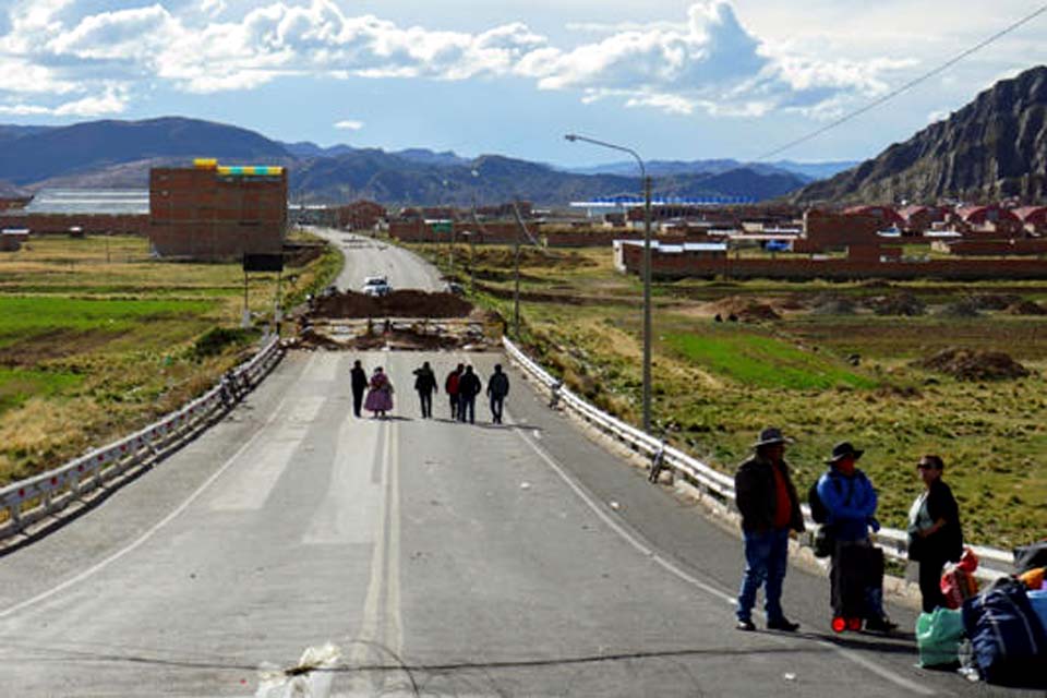 Migrantes enfrentam dificuldades em bloqueios na fronteira entre Peru e Bolívia