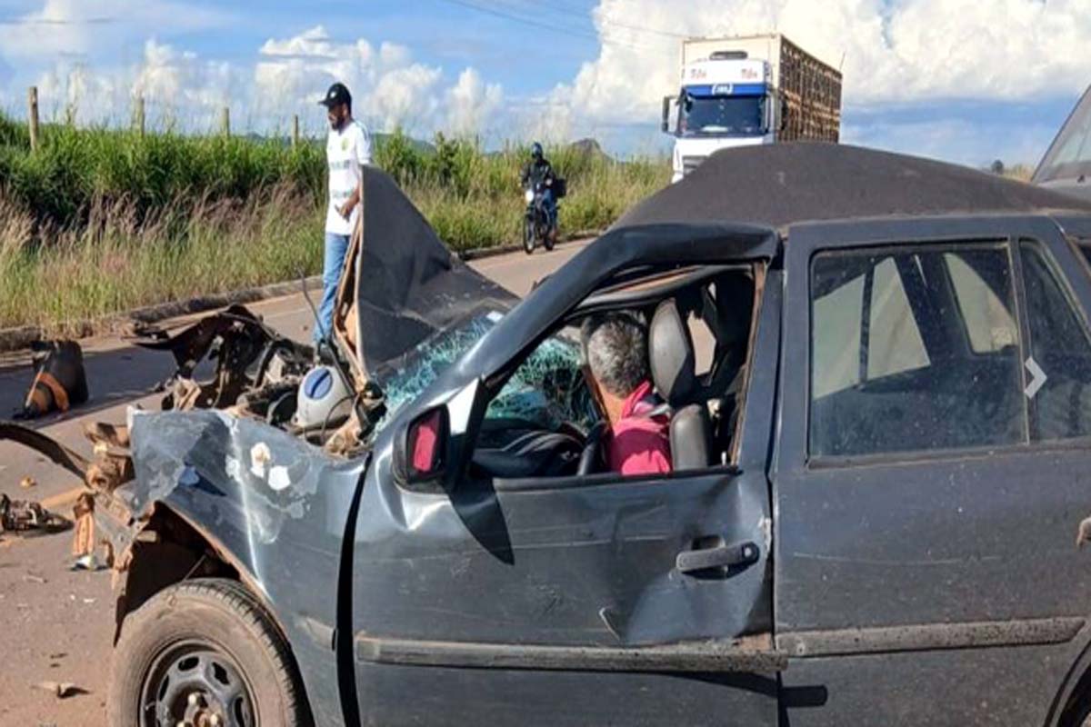 Homem fica preso às ferragens após acidente na área rural de Corumbiara