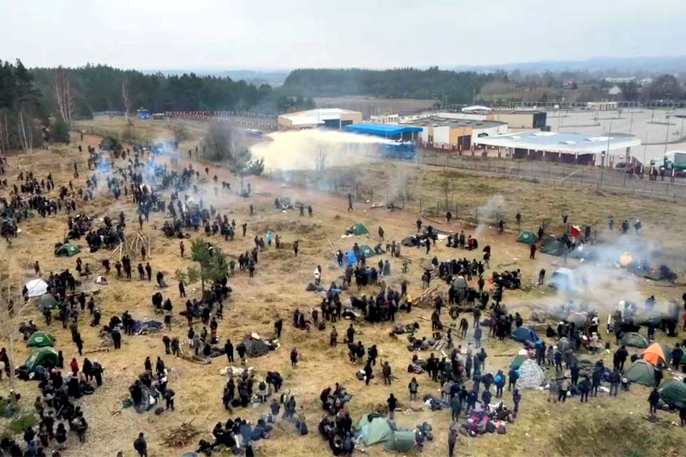 Polônia diz que Belarus leva imigrantes de volta à fronteira