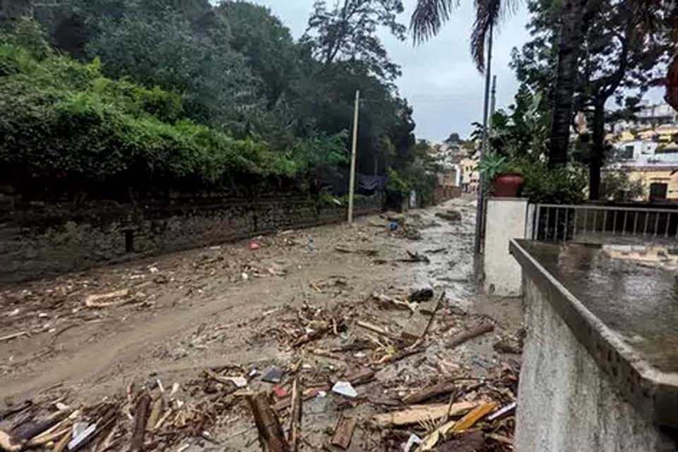 Deslizamento atinge ilha no sul da Itália e deixa desaparecidos