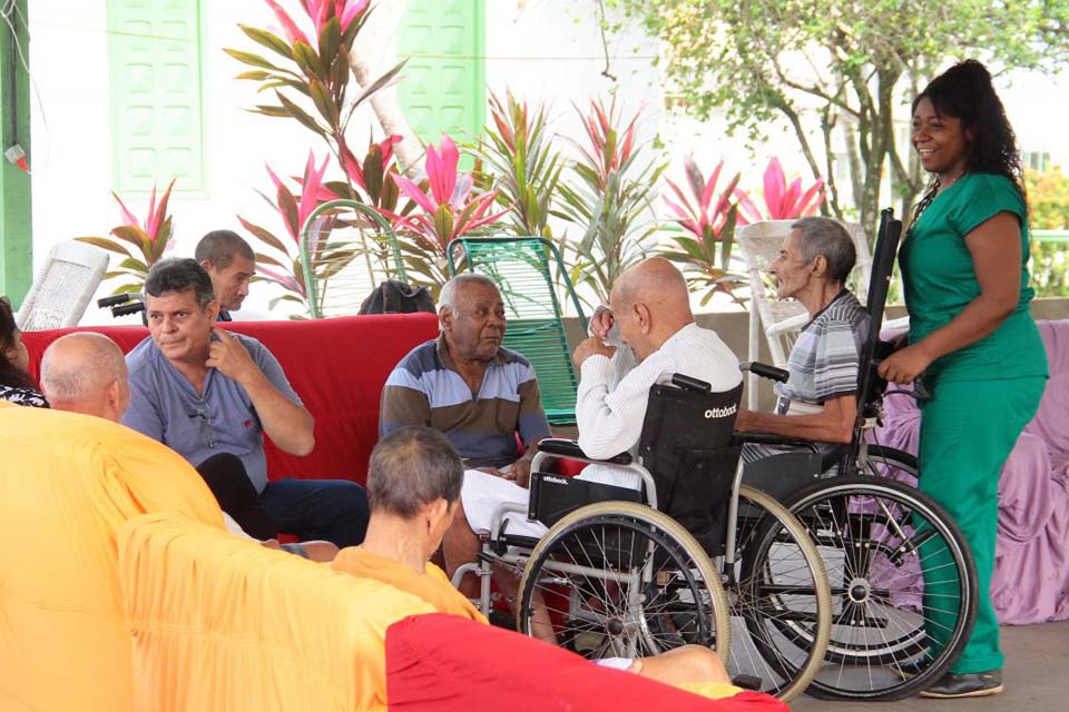No Dia Internacional do Idoso, internos da Casa do Ancião recebem o carinho de familiares por vídeo chamada