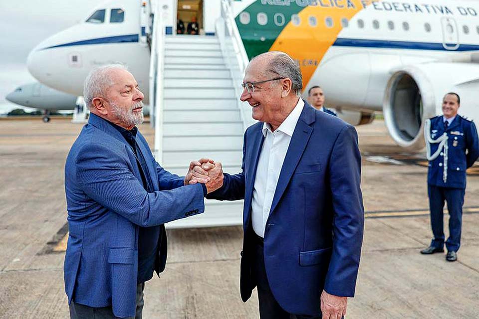 Lula embarca para China e Alckmin assume Presidência