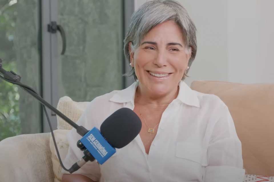 “É muito preconceito”: Gloria Pires fala sobre transição capilar e resistência da família aos fios grisalhos