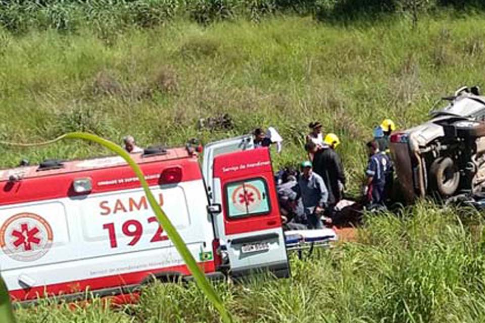 Criança de 9 anos morre após caminhonete capotar e cair em ribanceira