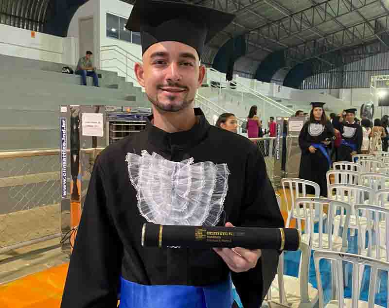 Primeiro aluno surdo do Campus Ji-Paraná recebe certificação de Técnico em Informática