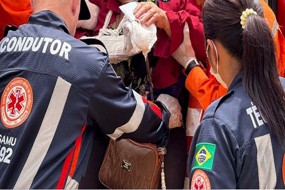 Ônibus coletivo é atingido por carreta e deixa feridos na Jorge Teixeira