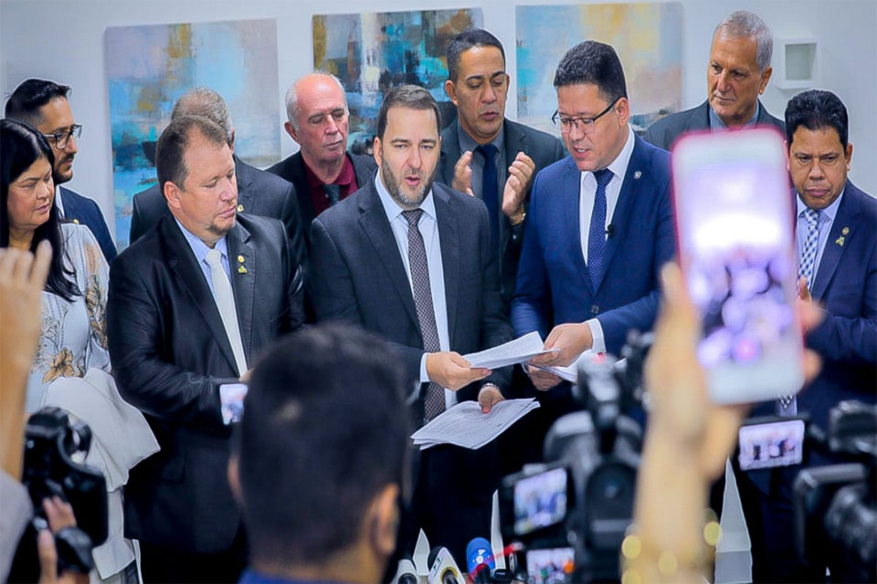 Presidente Alex Redano destaca em coletiva o envio de PCCS de diversas categorias pelo Governo