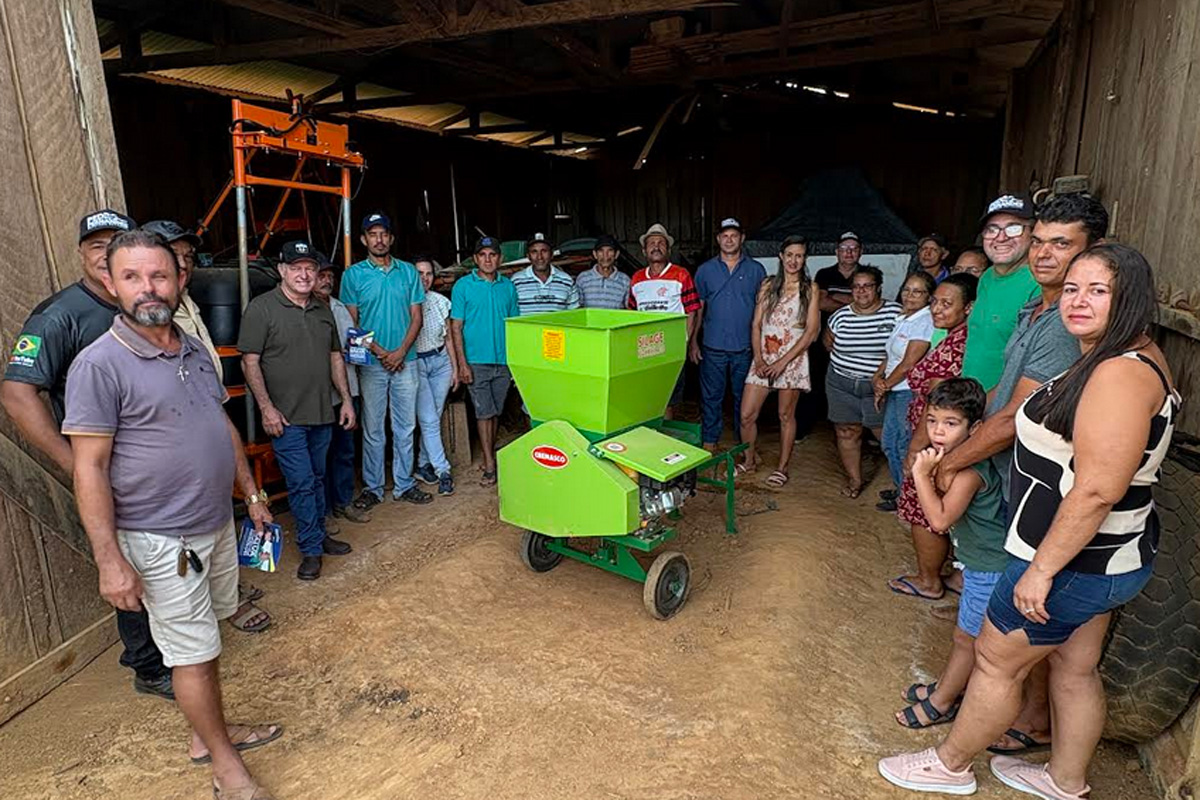 Produtores do consórcio Terra Prometida recebem implementos agrícolas adquiridos com recursos de Pedro Fernandes