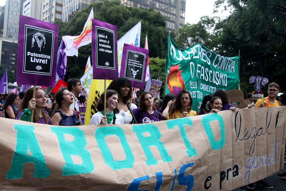 Na Paulista, marcha pede legalização do aborto e igualdade de gênero