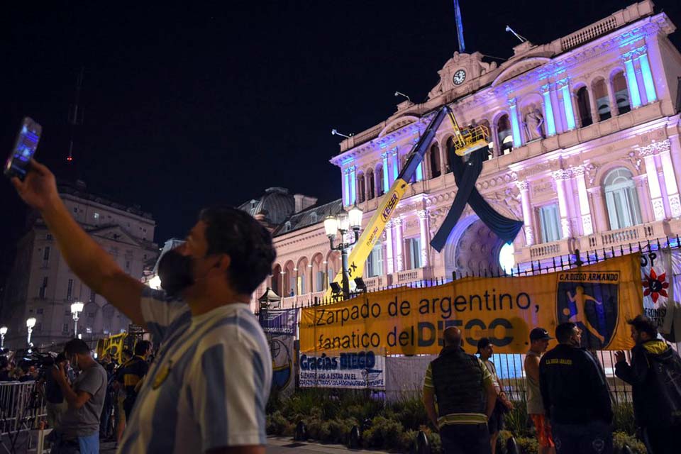 Argentinos se despedem de Maradona na Casa Rosada