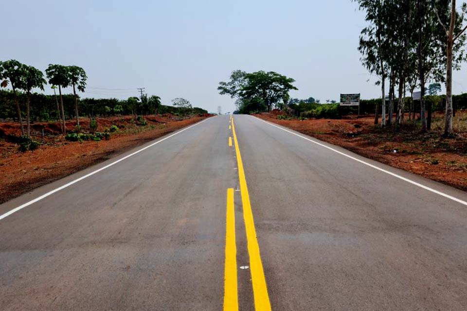 Trecho da RO-010 recebe sinalização horizontal entre Rolim de Moura e Novo Horizonte do Oeste