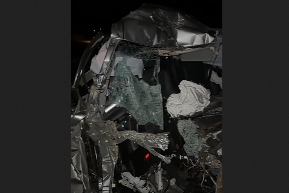 Caminhonete fica destruída após colisão em traseira de caminhão na RO 383