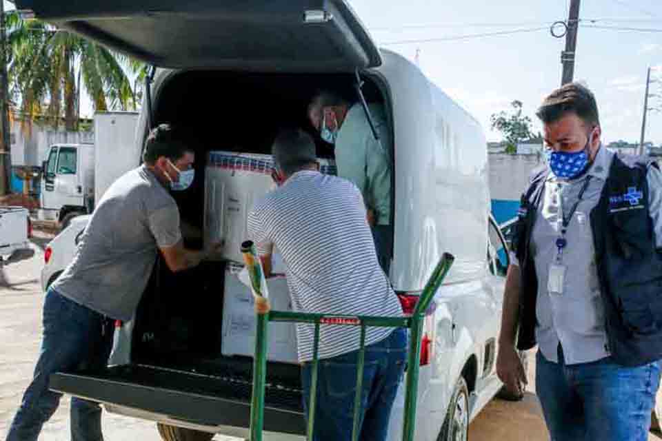 Rondônia recebe 42.500 doses de vacina contra a covid-19; trabalhadores da educação serão atendidos