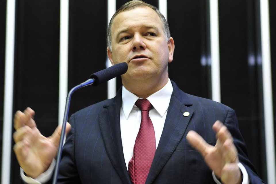 Lúcio Mosquini quer liberar governadores para contratar médicos brasileiros formados no exterior