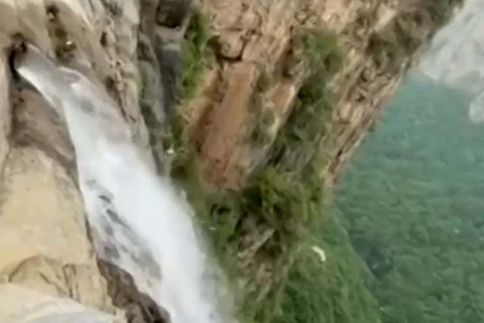 Trilheiro descobre que queda Dágua mais alta da China vinha de um cano