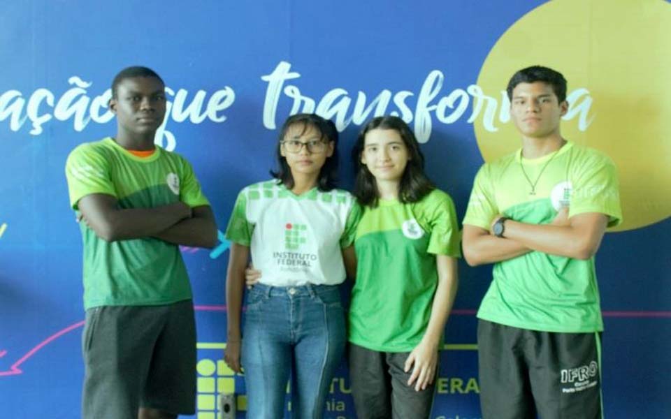 Alunos estrangeiros do Campus Calama conduzem a pira dos Jogos Internos que homenageiam os países latinos e caribenhos