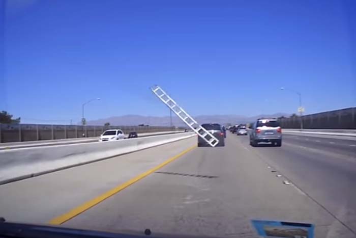 Escada na pista assusta motorista e quase causa grave acidente