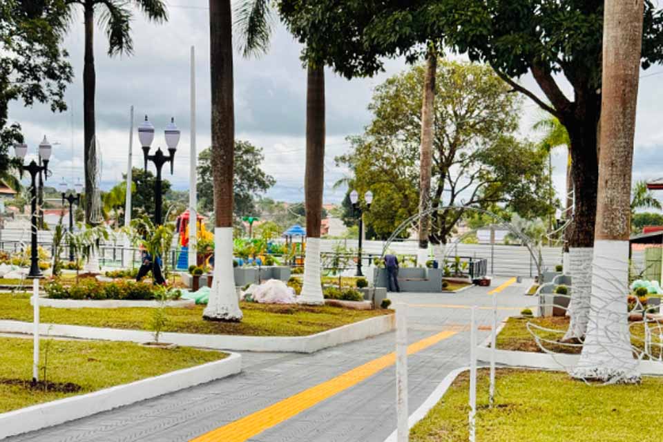 Prefeitura relaiza ajustes da ornamentação e acabamentos na praça Nilo Paulo Balbinot