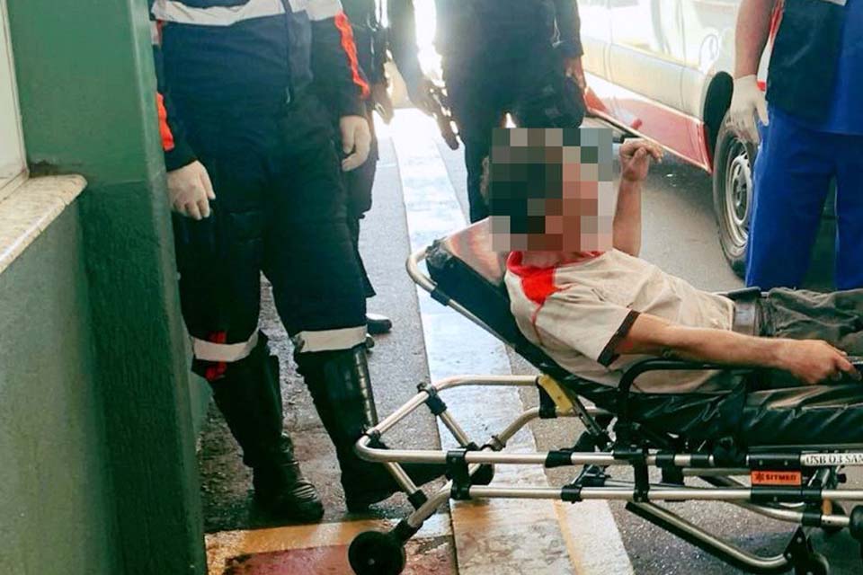 Homem em situação de rua é brutalmente espancado e esfaqueado