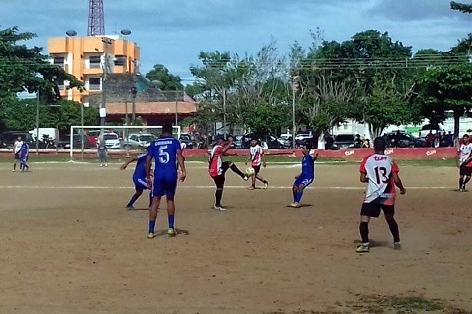 Prefeito assina ordem de serviço para a construção de arquibancada e vestiário no Campo do 13