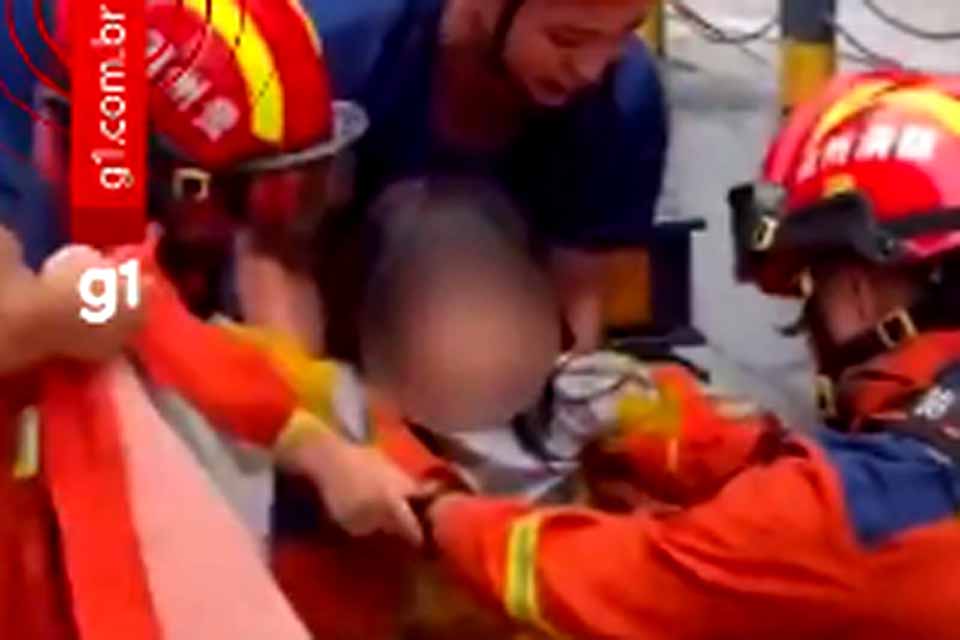 Menina é resgatada após passar 7 horas em bueiro de esgoto na China