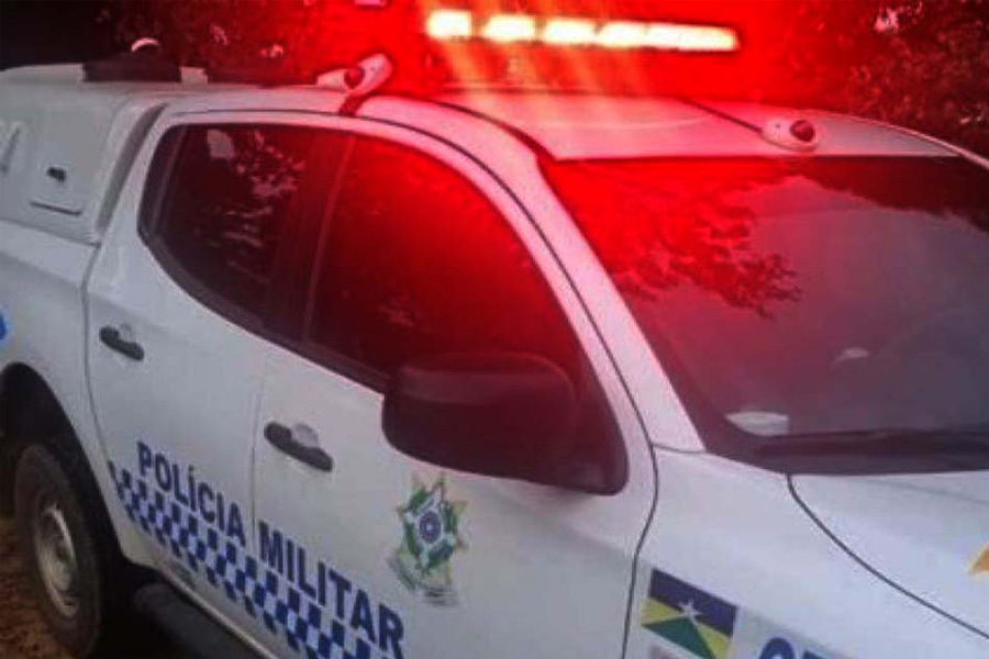 Policiais flagram jovem sendo baleado e trocam tiros com criminosos 