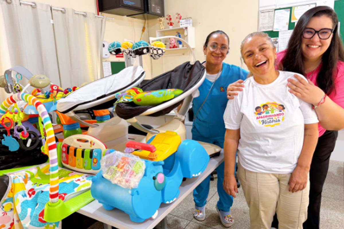 Madrinha do programa Apadrinhando uma História doa artigos para bebês acolhidos na Casa Criar