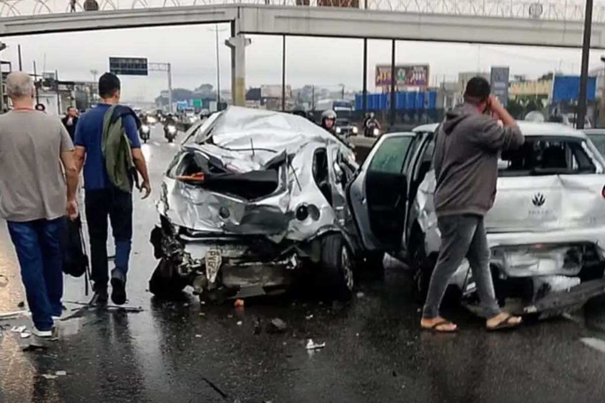 Motorista infarta e engavetamento de 20 veículos deixa feridos no Rio