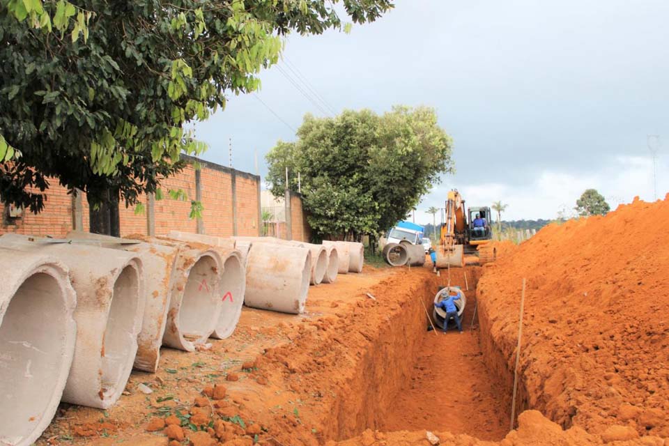 Prefeitura inicia assentamento de manilhas para drenagem do Polo Moveleiro