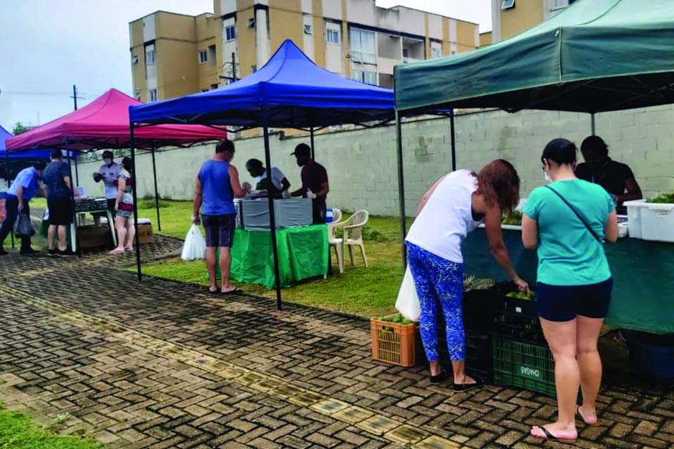 Produtores rurais levam produtos da agricultura familiar a condomínios em feira itinerante