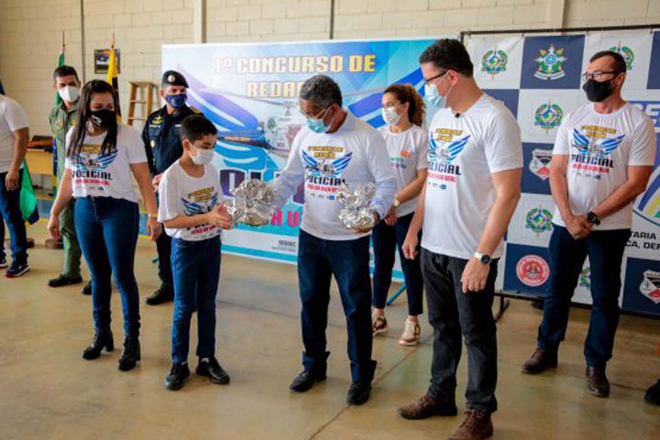 Governador Marcos Rocha parabeniza estudantes vencedores do concurso de redação premiados pelo Governo