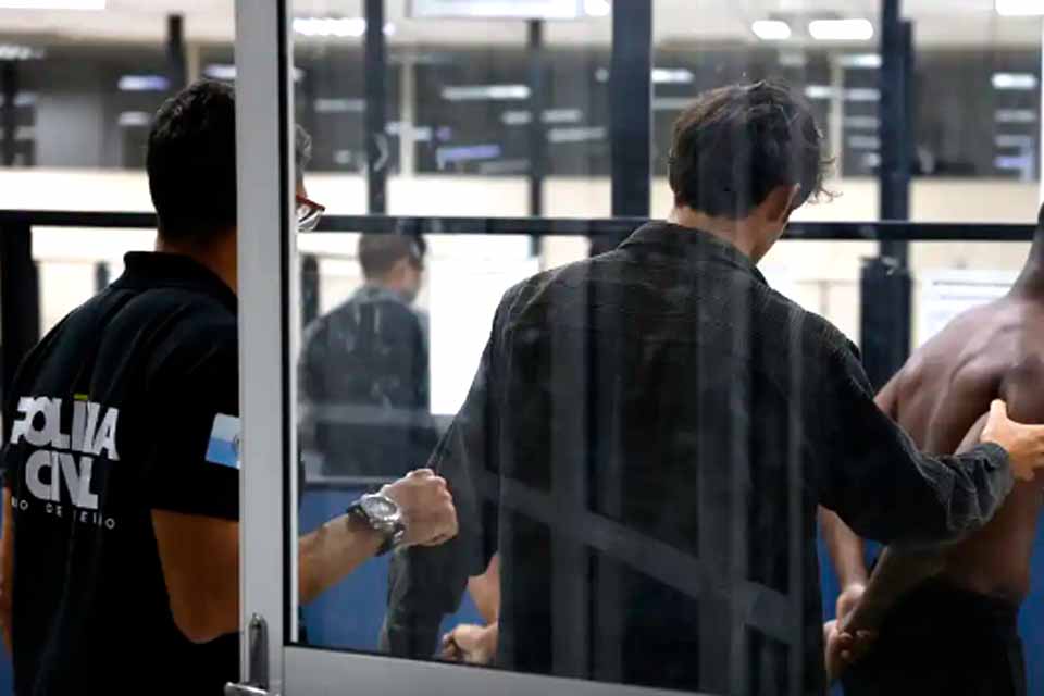 Polícia combate Comando Vermelho na Vila Kennedy, no Rio