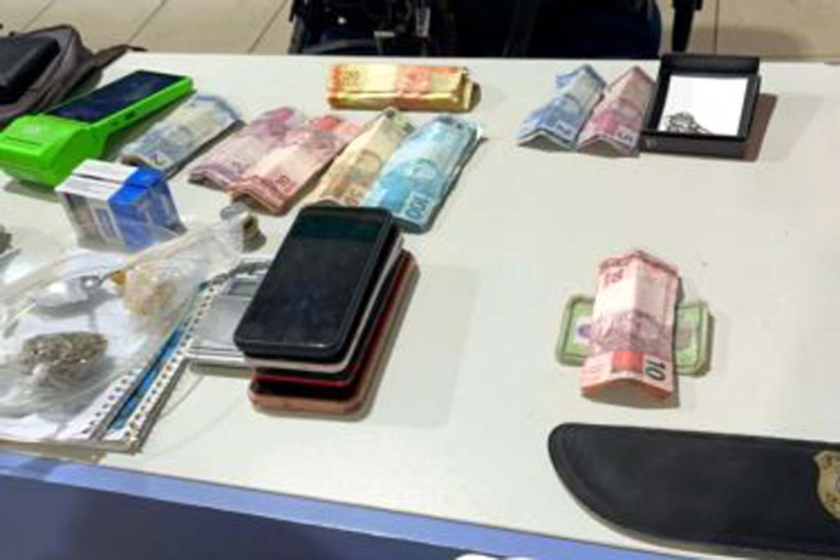 PM prende foragida e comparsas com drogas em distribuidora de bebidas