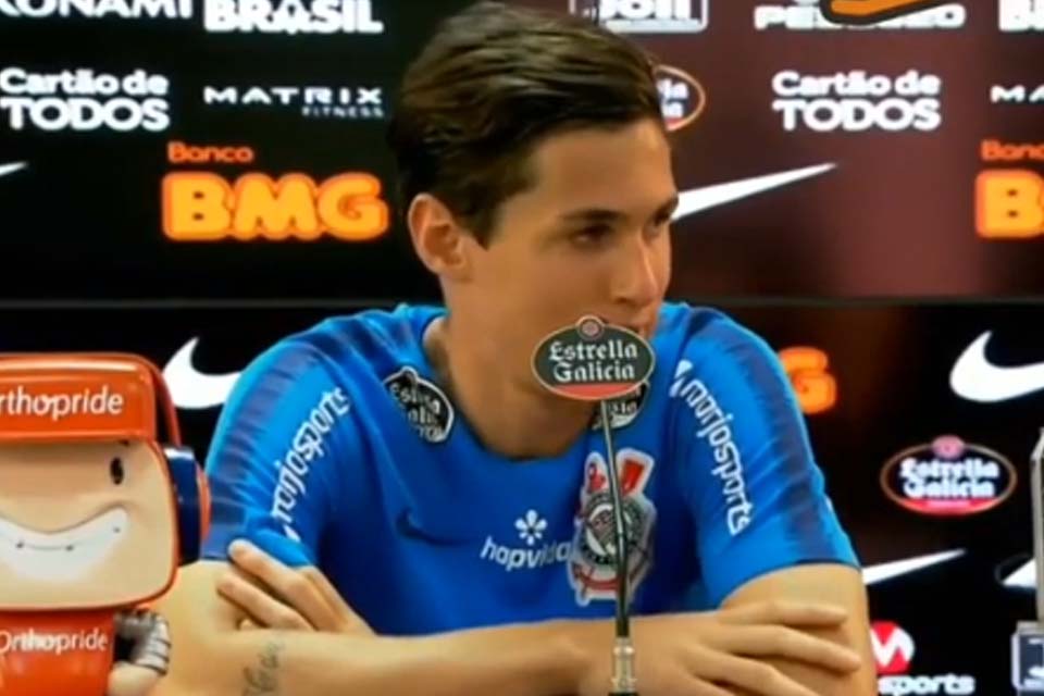 VÍDEO - Jogador do Corinthians se irrita com pergunta de repórter sobre futebol do Flamengo