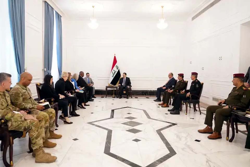 Secretário dos EUA visita Iraque 20 anos após queda de Sadam Hussein 