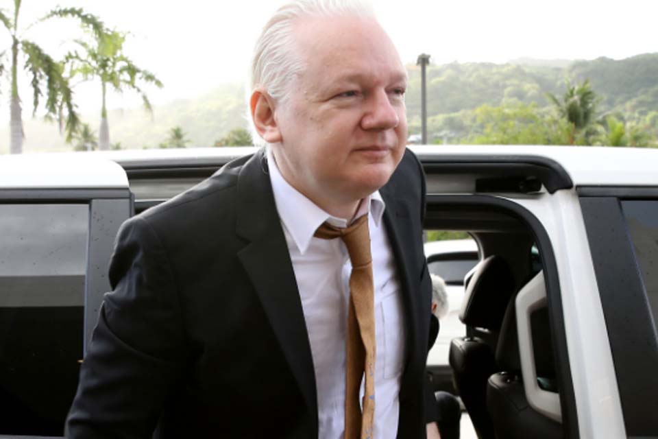 Acordo de Assange é ruim para liberdade de imprensa, diz autora de livro sobre WikiLeaks