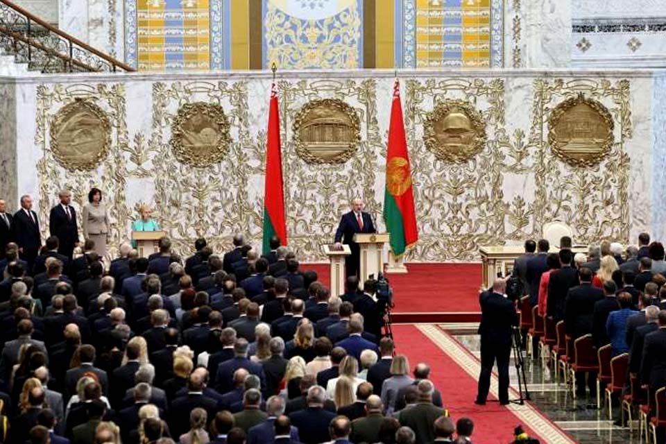 Lukashenko toma posse em cerimônia secreta em meio a protestos em Belarus