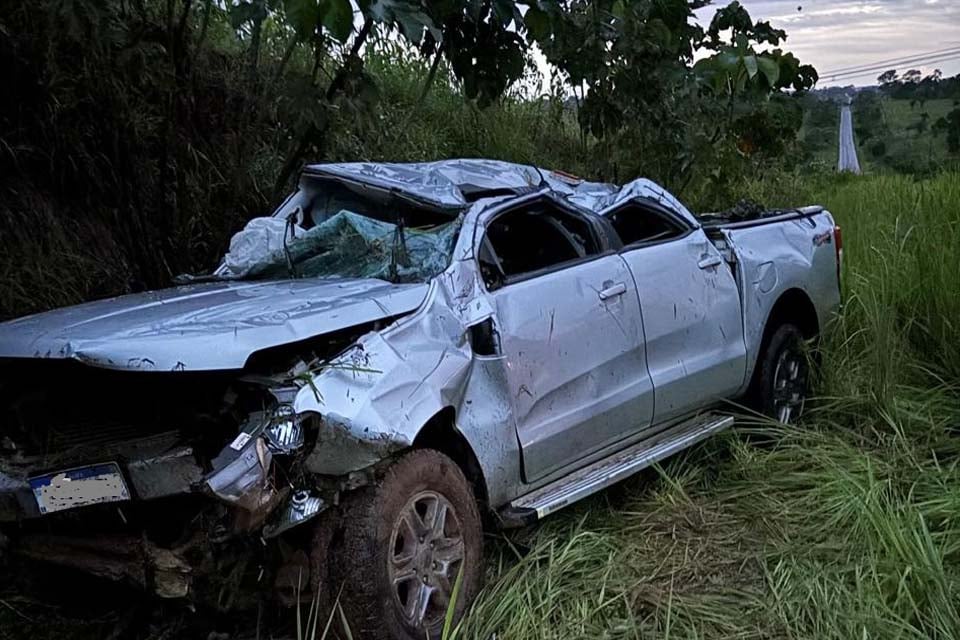 Idoso fica ferido em capotamento de caminhonete na BR-429