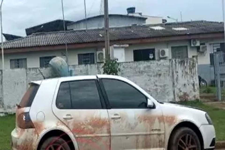 Ladrões são flagrados furtando bateria de trator e na fuga abandonam carro