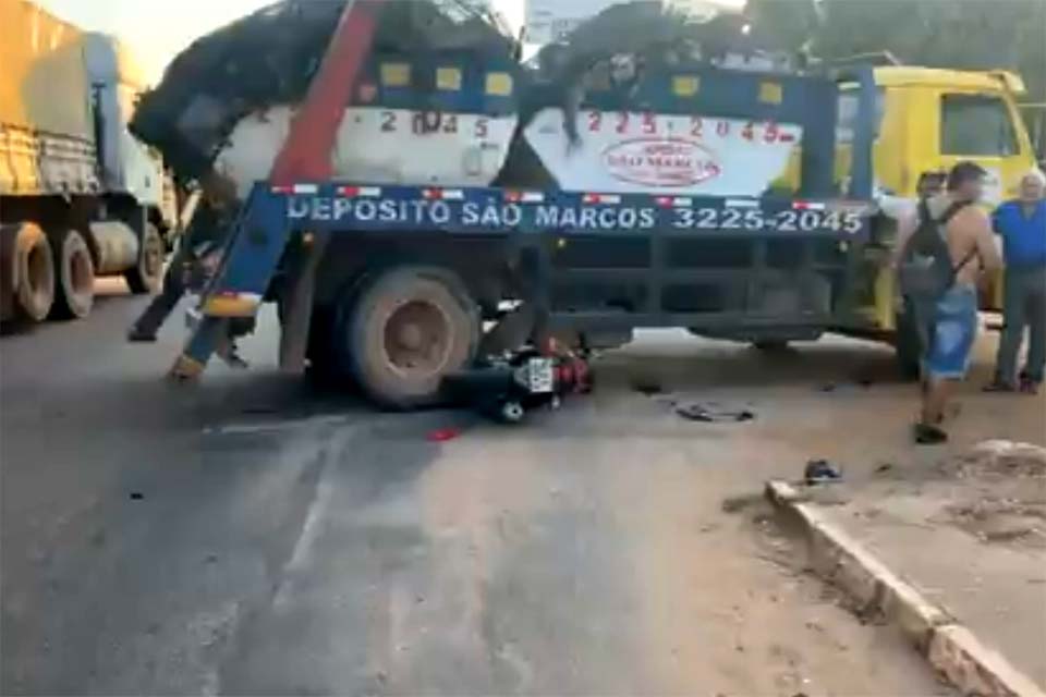 Motociclista é socorrido em estado grave após acidente com caminhão