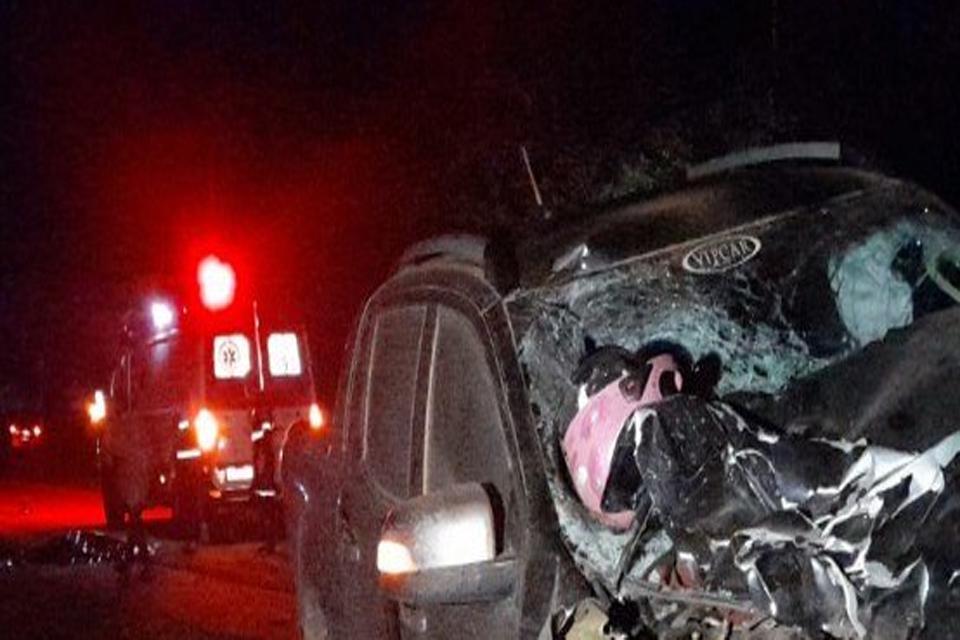 Colisão frontal entre moto e caminhonete deixa dois mortos na BR-319