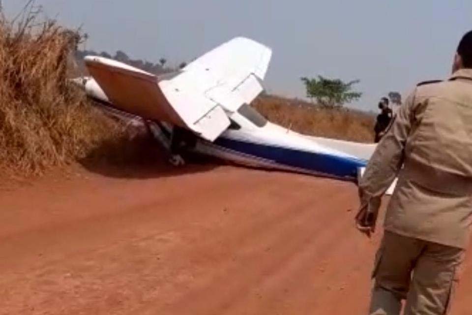 Avião carregado com drogas faz pouso forçado em Cacoal; Ocupantes fugiram após roubarem carro; VÍDEO