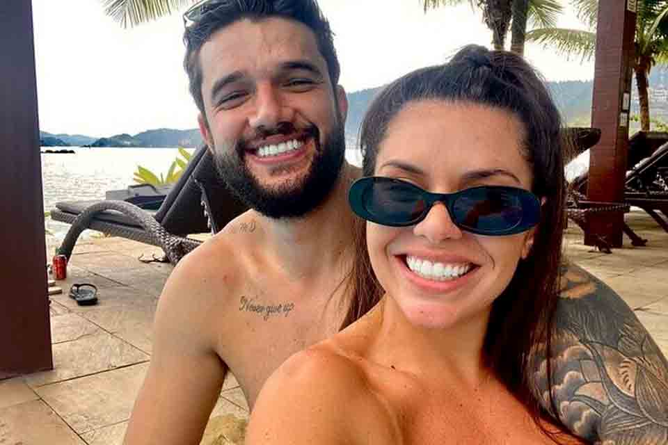 Viúva de Tom Veiga, interprete de Louro José, posa com novo namorado nas redes sociais