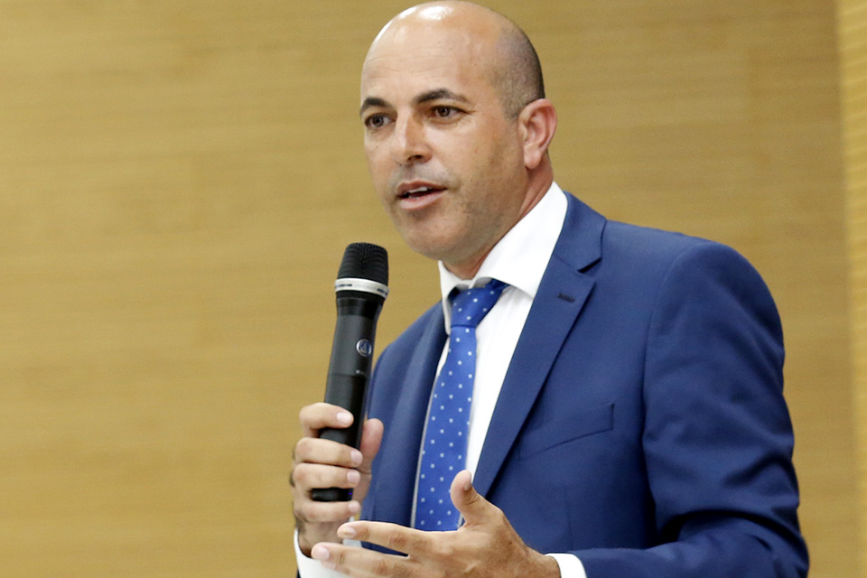 Deputado Ismael Crispin anuncia pagamento de recurso para aquisição de notebooks para professores 