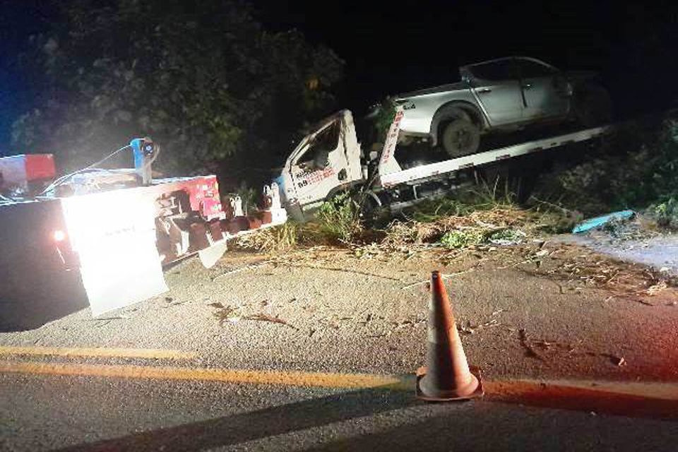 Caminhão guincho tomba na BR-435 após recolher caminhonete