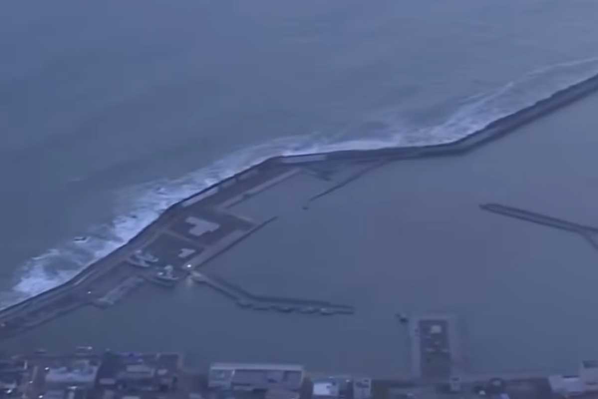 Terremoto de forte magnitude provoca alerta de tsunami e paralisa serviços no Japão