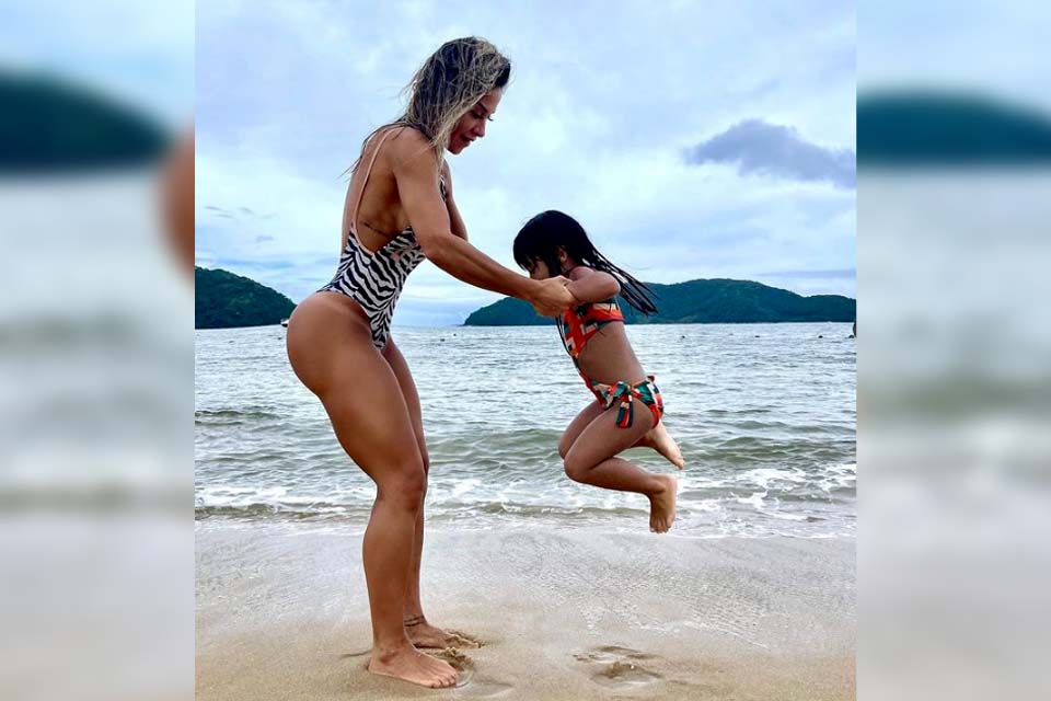 Maíra Cardi se irrita com comentários de fãs questionando se suas curvas são naturais