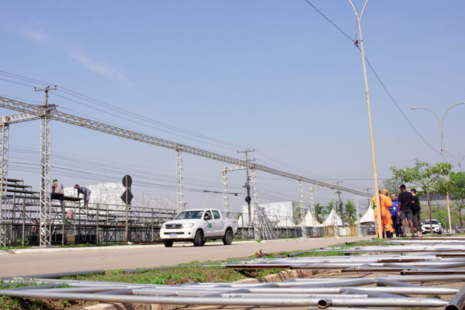 Estrutura montada para apresentação do desfile cívico de 7 de Setembro; são esperadas mais de seis mil pessoas para o evento