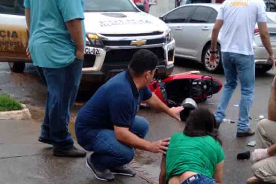 Mulher fica ferida após ter moto atropelada por viatura em Jaru