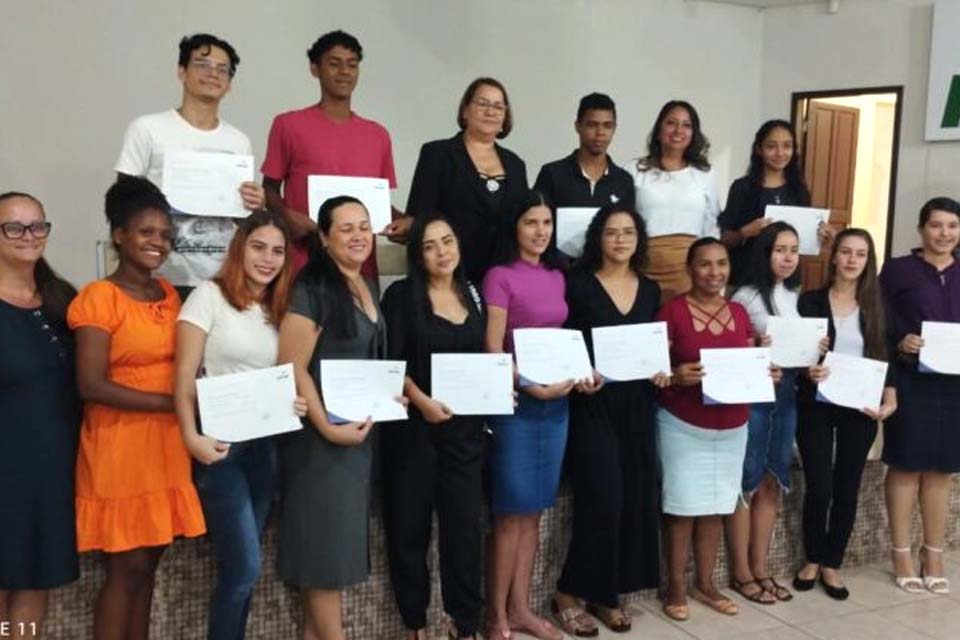 Semas e Senac entregam certificados do Curso de Assistente Administrativo no município